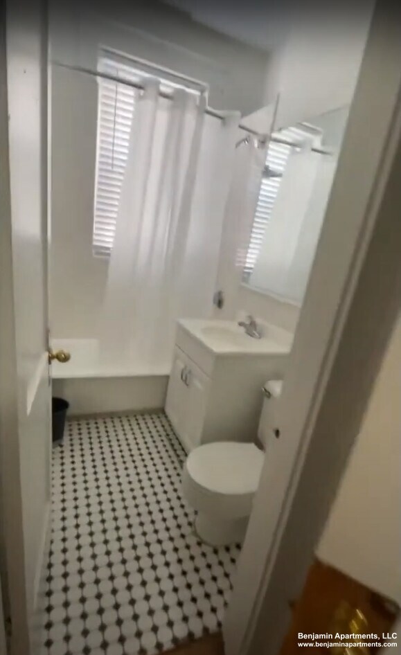 Building Photo - 121 Park Dr