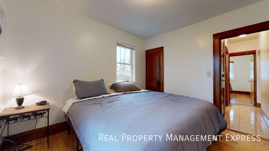 Building Photo - 3 Bed 1 Bath Home near Downtown Sioux Falls!