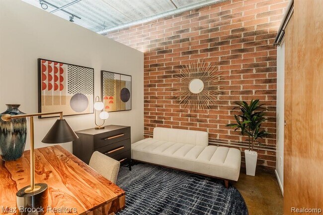 Building Photo - 333 E Parent Ave