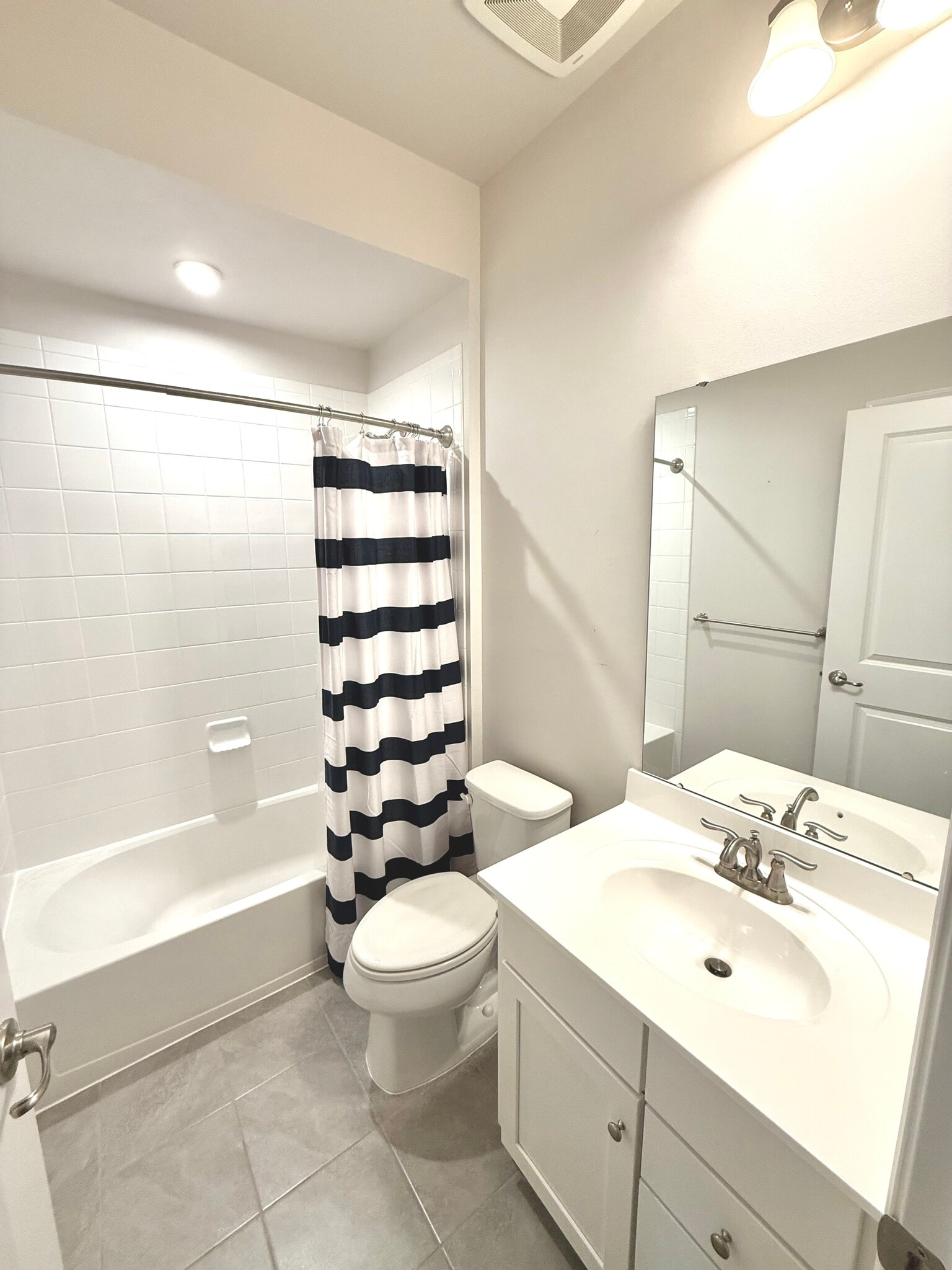 2nd full bathroom - 5907 Duvel St