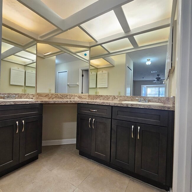 Building Photo - 261 Starmount Dr