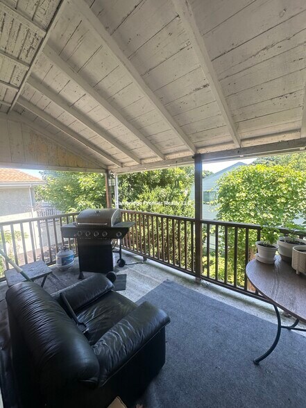 Building Photo - 399 School St