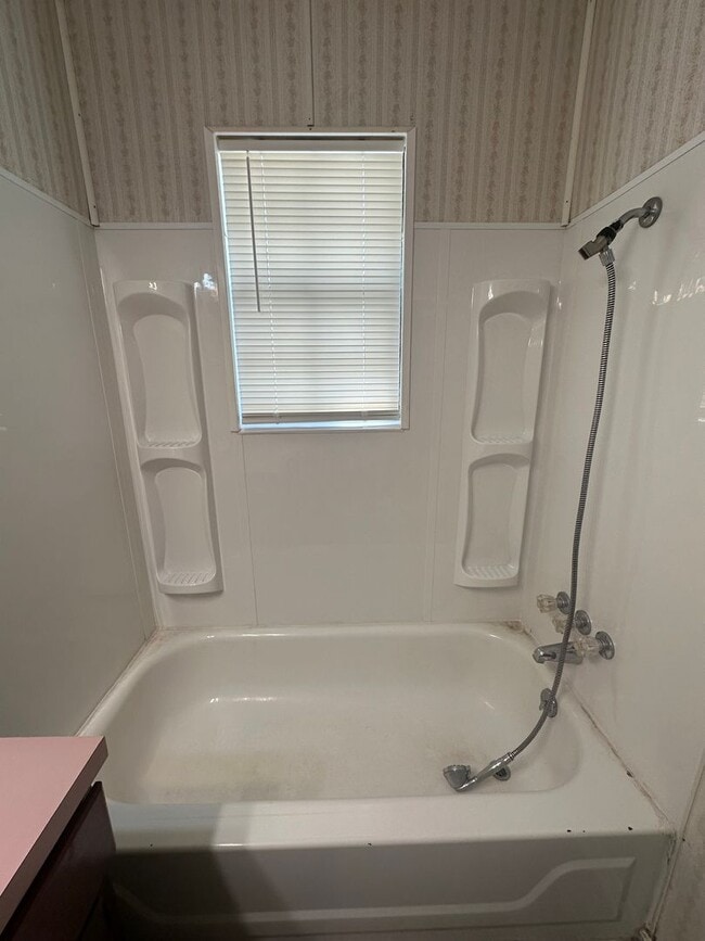 Building Photo - 3 bed, 1 bath, 1 car garage