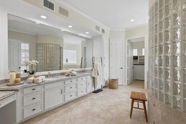 Building Photo - 3315 Riviera Dr