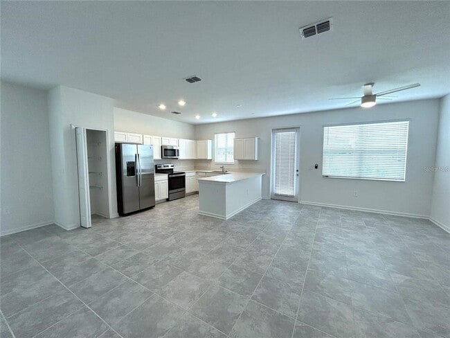 Building Photo - 398 Bogey Dr