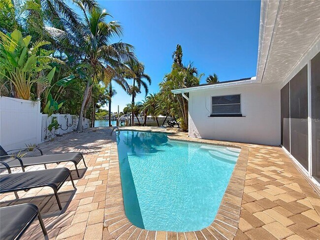 Building Photo - 25 Island Dr