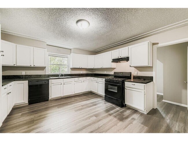 Building Photo - 707 Jenks Ave E