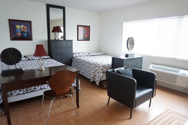 Building Photo - Furnished efficiency one block from the beach