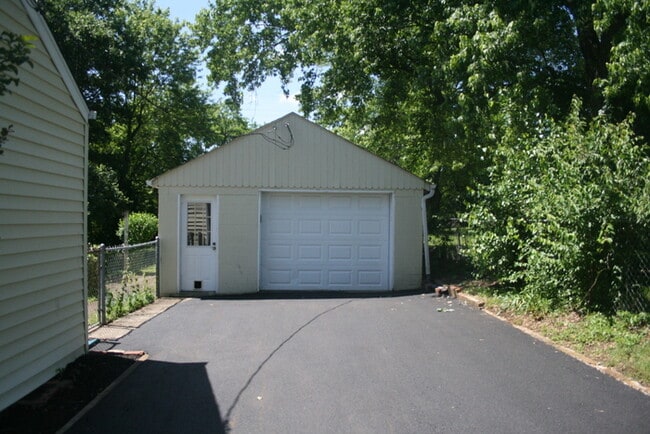 Building Photo - 2833 Colonial Cir