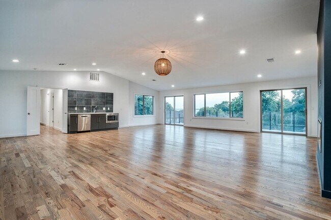 Building Photo - 1408 S Alamo Rd