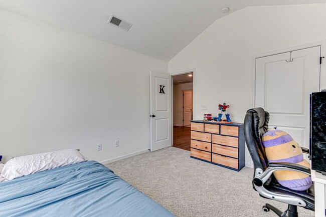 Building Photo - Two Story home in Quaker Knoll! Ready now !