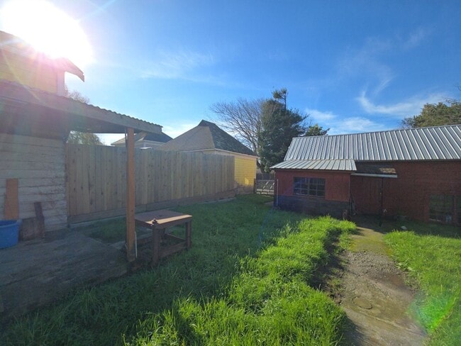 Building Photo - 3BR Eureka home offers remodeled interior, large yard and outbuildings!