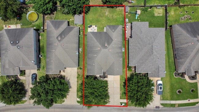 Building Photo - 3311 Raintree Village Dr