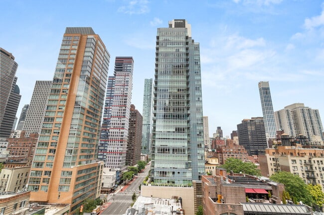 Building Photo - 305 E 51st St
