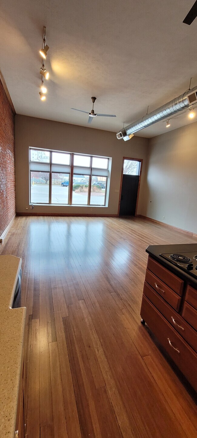 Building Photo - 520 W 1st St