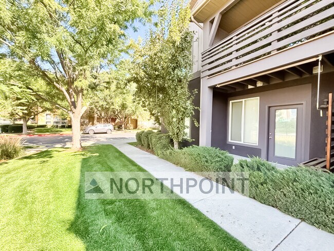 Building Photo - Summerlane Townhome - 2 Bed 1 Bath - HOA P...