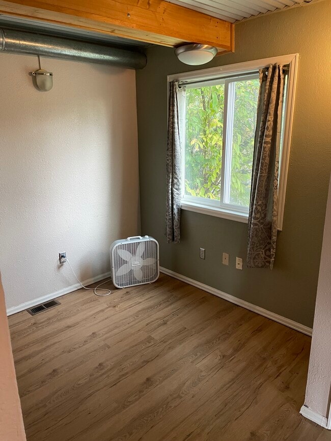 Livingroom - 600 E Glenwood Ave