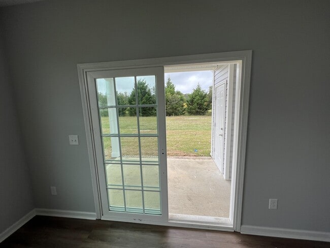 Building Photo - 2005 Briarwood Dr