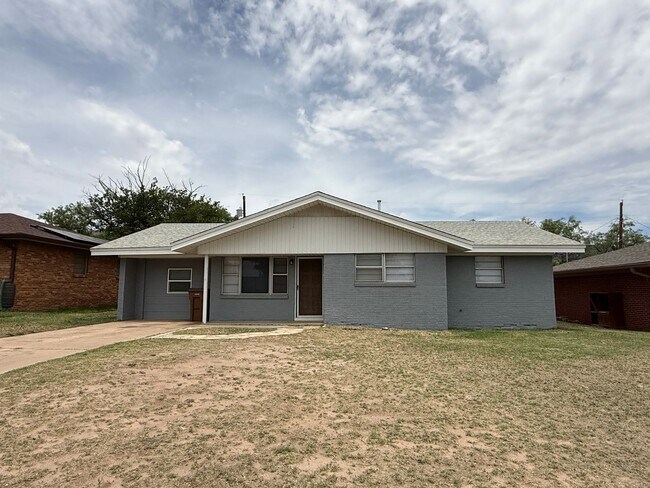 Primary Photo - Large 4/2 with fenced in back yard