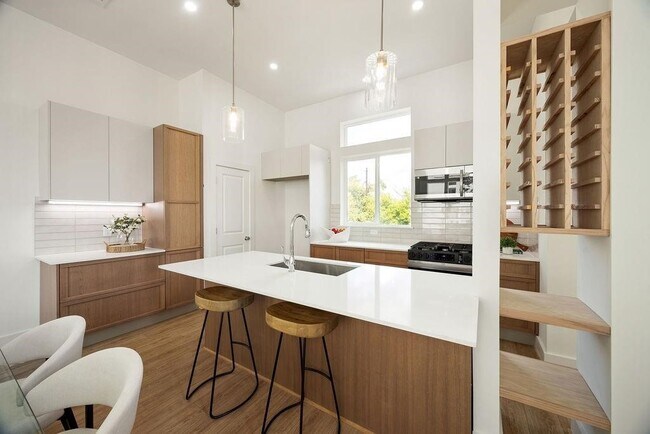 Building Photo - 1715 Mary St