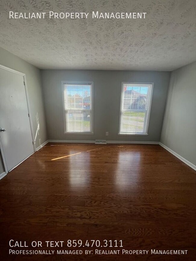 Building Photo - 3-bedroom, 2 full bath duplex in the desir...