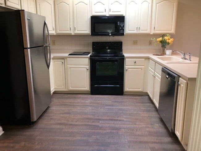 Building Photo - Spacious 3 Bedroom Ranch in Great Carmel Location!