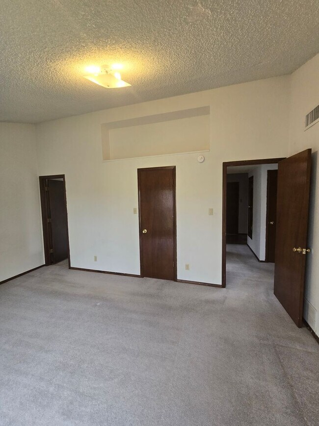 Building Photo - Northeast Home With Beautiful Mountain Views