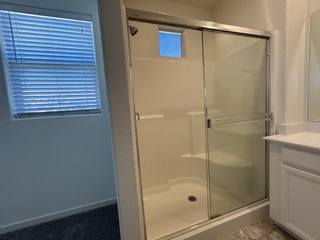 Building Photo - Fresh 3 Bed, 2 Bath Home - Close to shopping!