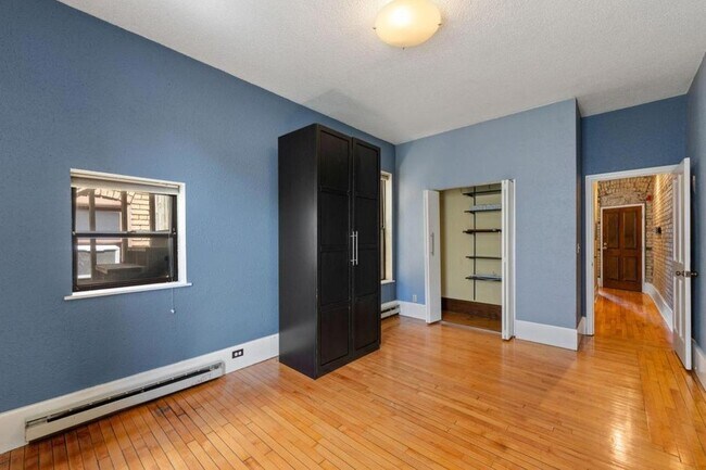 Building Photo - 609 S 9th St