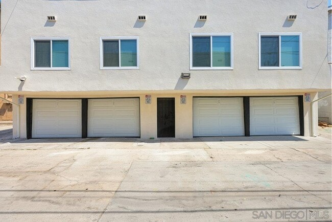 Building Photo - 3764 Villa Terrace