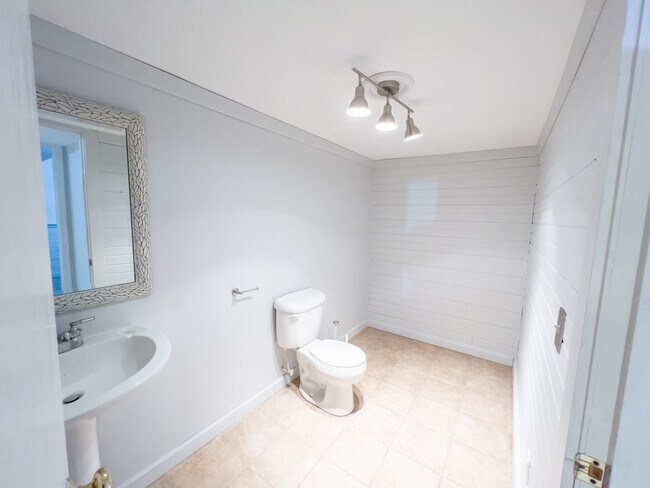 Downstairs bathroom - 605 Ruxton Ridge Dr