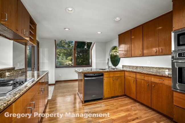 Building Photo - 2914 E Lake Sammamish Pkwy NE