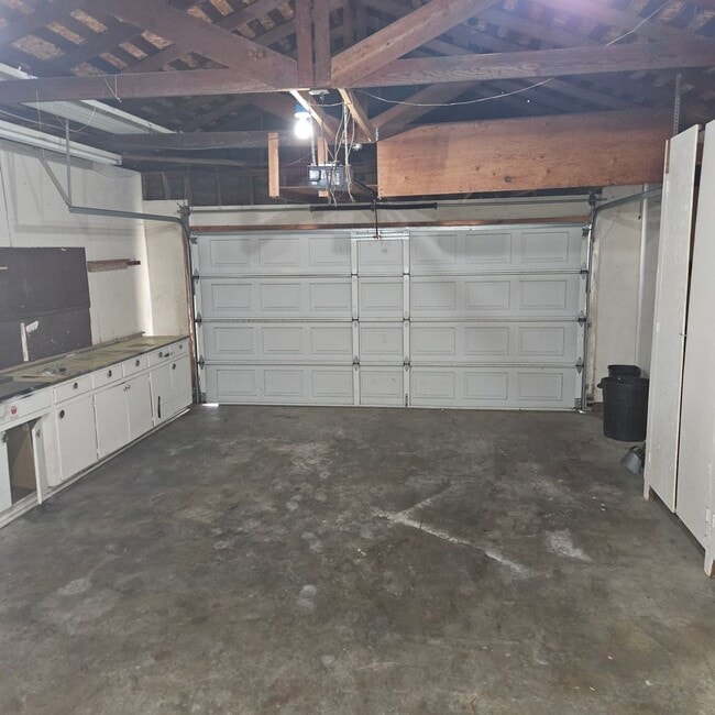 Building Photo - Charming 3 Bedroom, 2 Bath Home w/Large Ba...