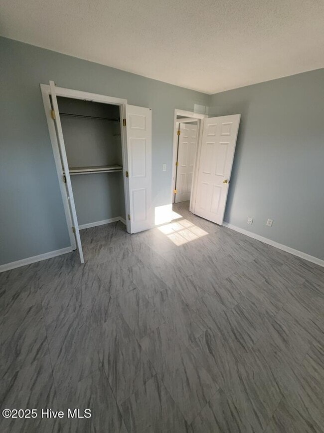 Building Photo - 304 Royal Dr