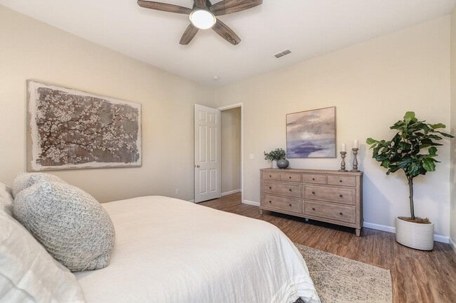 Building Photo - Gorgeous Roseville 4 Bedroom