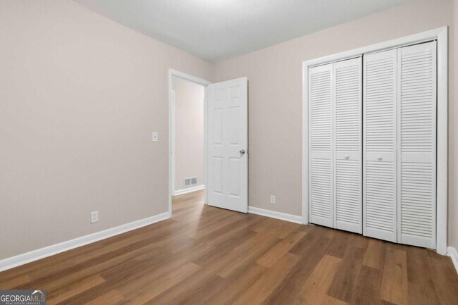 Building Photo - 2953 Meadowview Dr SE