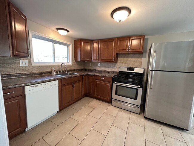 Building Photo - 15931 Deering St