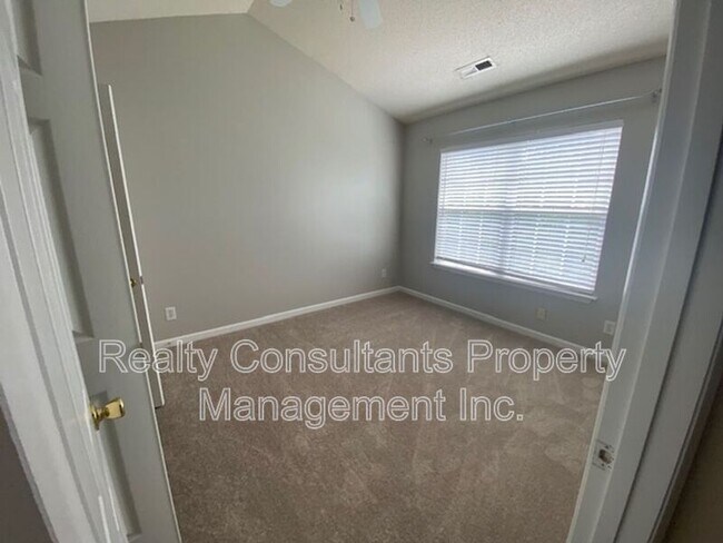 Building Photo - 96 Tannenbaum Cir