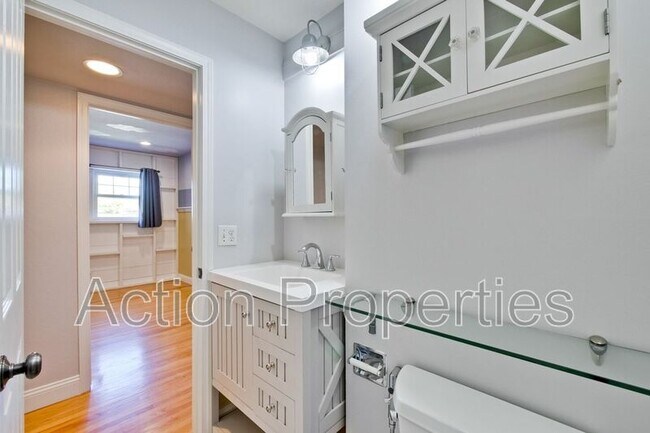 Building Photo - 1549 Alisal Ave