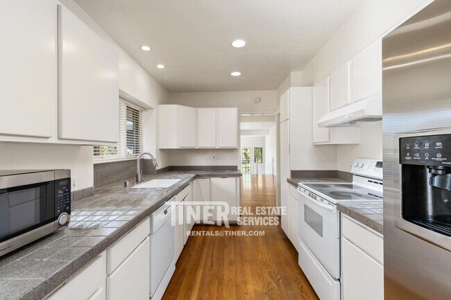 Building Photo - Fair Oaks Village Charmer
