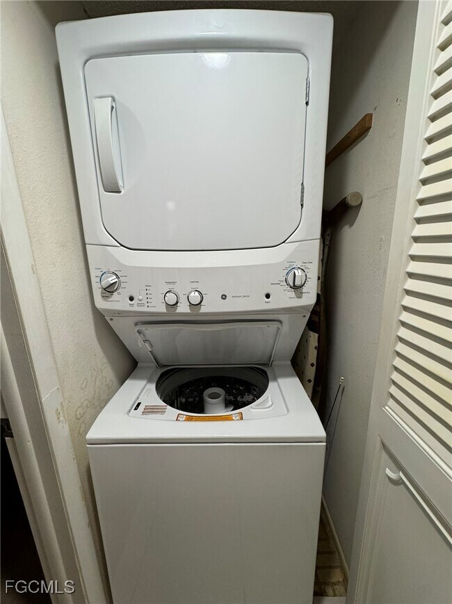 Building Photo - 5455 Peppertree Dr