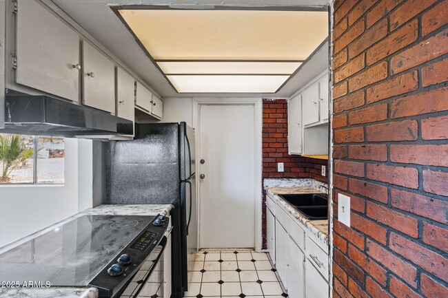 Building Photo - 13 E Desert Dr