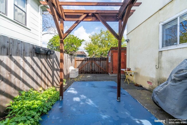 Building Photo - 2400 Bonar St