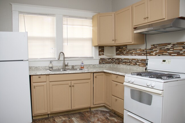 Kitchen - 855 N Willett St