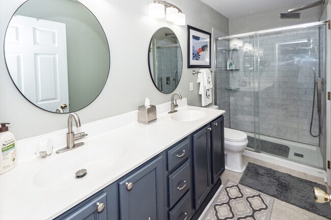 Building Photo - 7988 Shadow Oak Dr