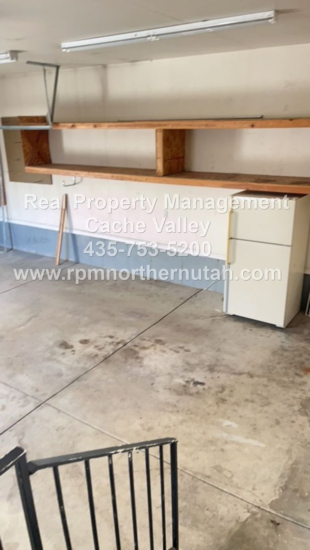 Building Photo - Beautiful 6 bedroom home available for immediate move in!