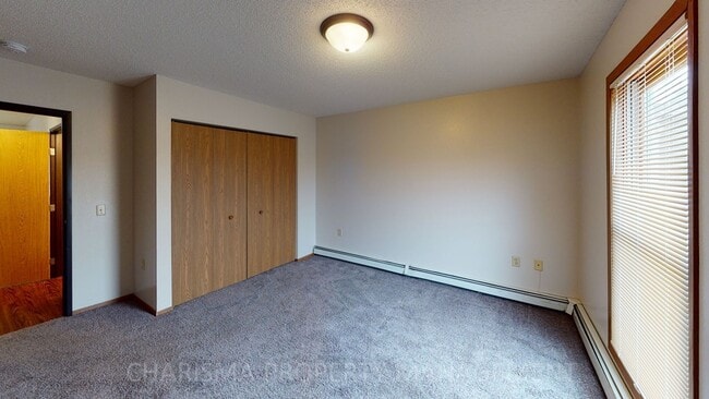 Building Photo - 1 BD, FREE GARAGE, WASHER/DRYER, OUTDOOR P...