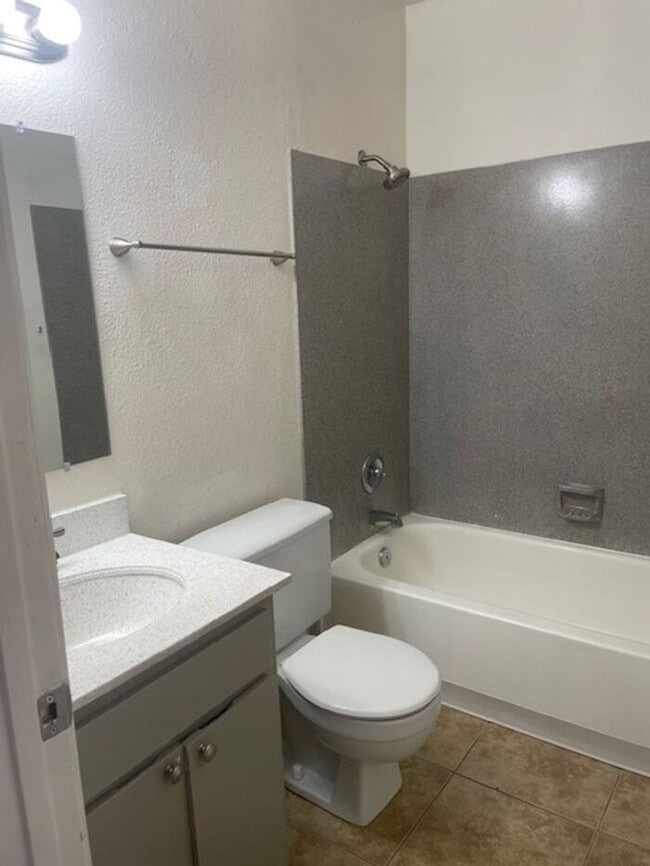 Building Photo - Adorable 2 bedroom duplex with yard-Free rent through the end of Feb!