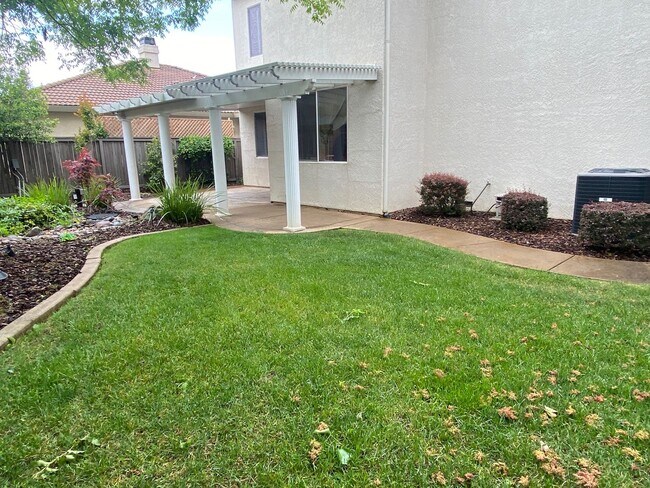 Building Photo - CLEAN AND SPACIOUS 4 BED, 2.5 BATH WITH COVERED BACK PATIO AND LUSH LANDSCAPING IN WESTLAKE COMMU...