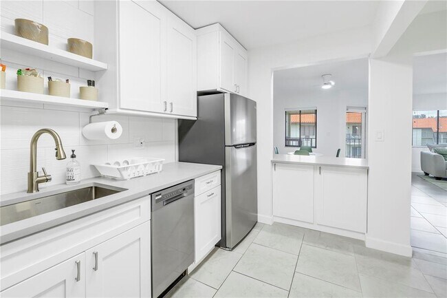 Building Photo - 1515 Pinellas Bayway S